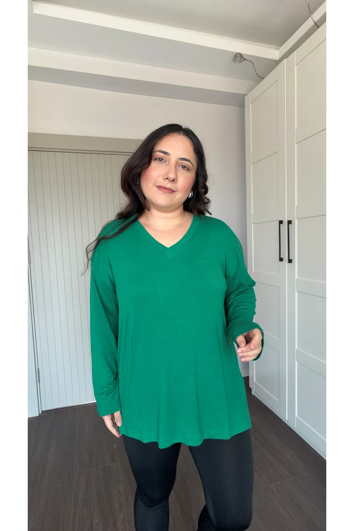 RENKTE ÖZEL ÜRETİM BÜYÜK BEDEN V YAKA YIRTMAÇLI UZUN KOL YEŞİL BLUZ