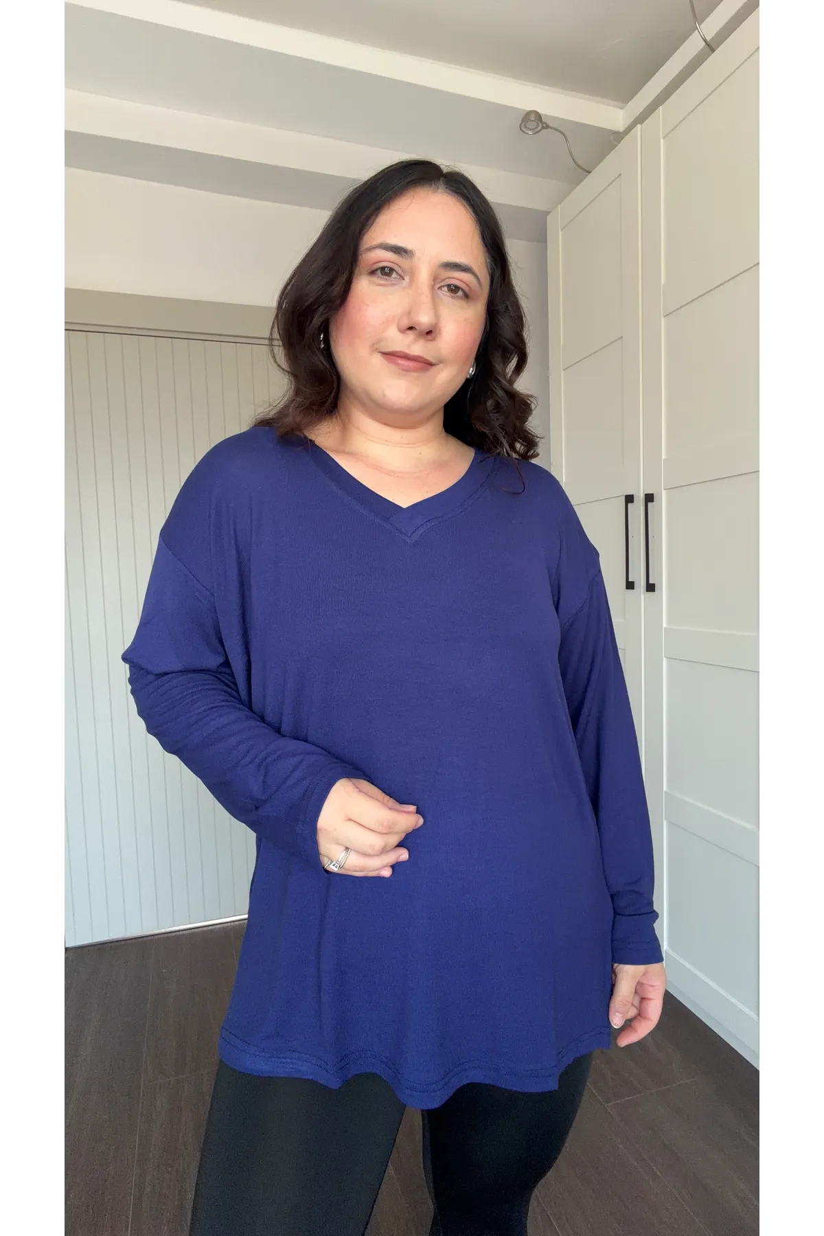 RENKTE ÖZEL ÜRETİM BÜYÜK BEDEN V YAKA YIRTMAÇLI UZUN KOL LACİVERT BLUZ