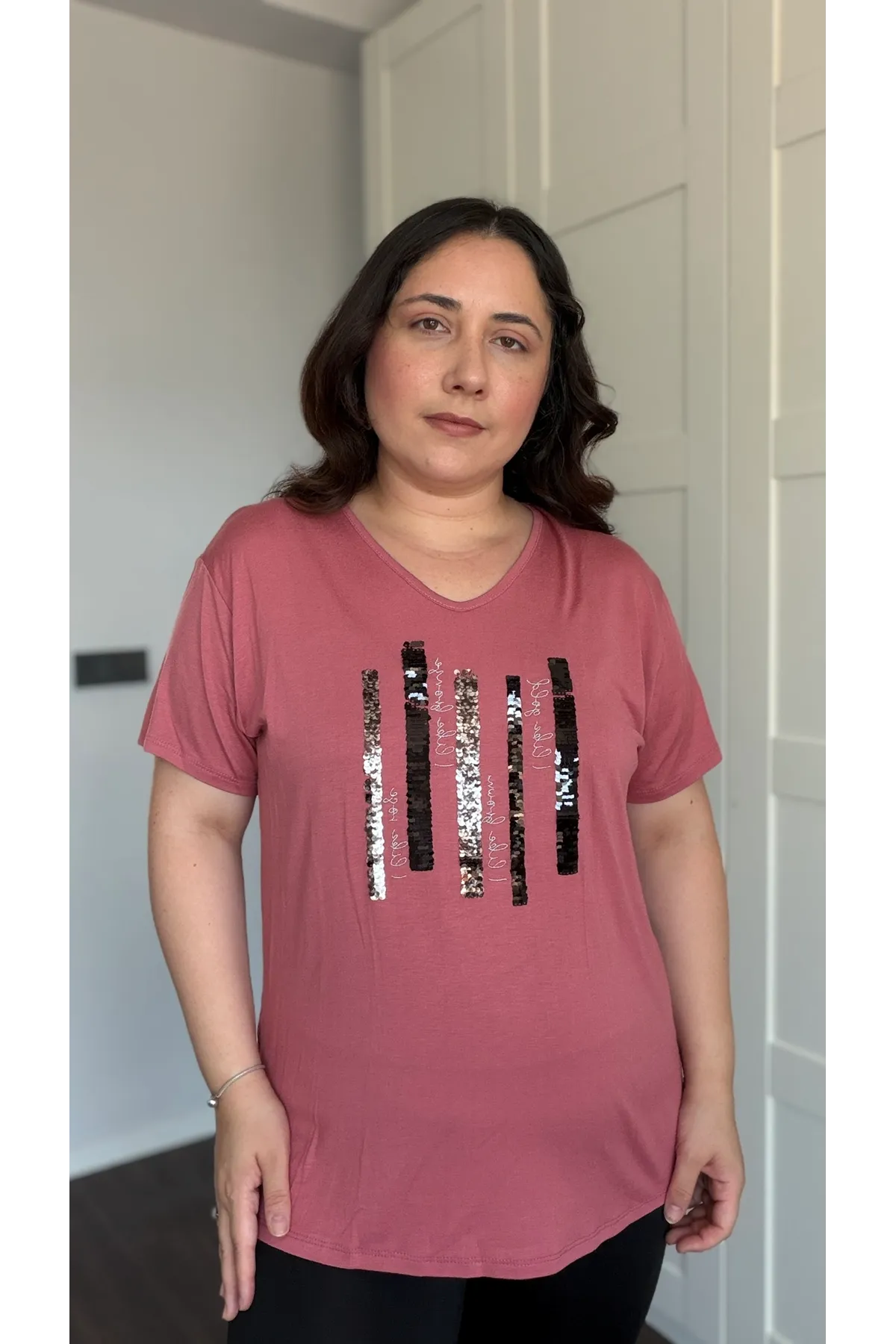 RENKTE BÜYÜK BEDEN DİK PUL DETAYLI KISA KOL PUDRA BLUZ