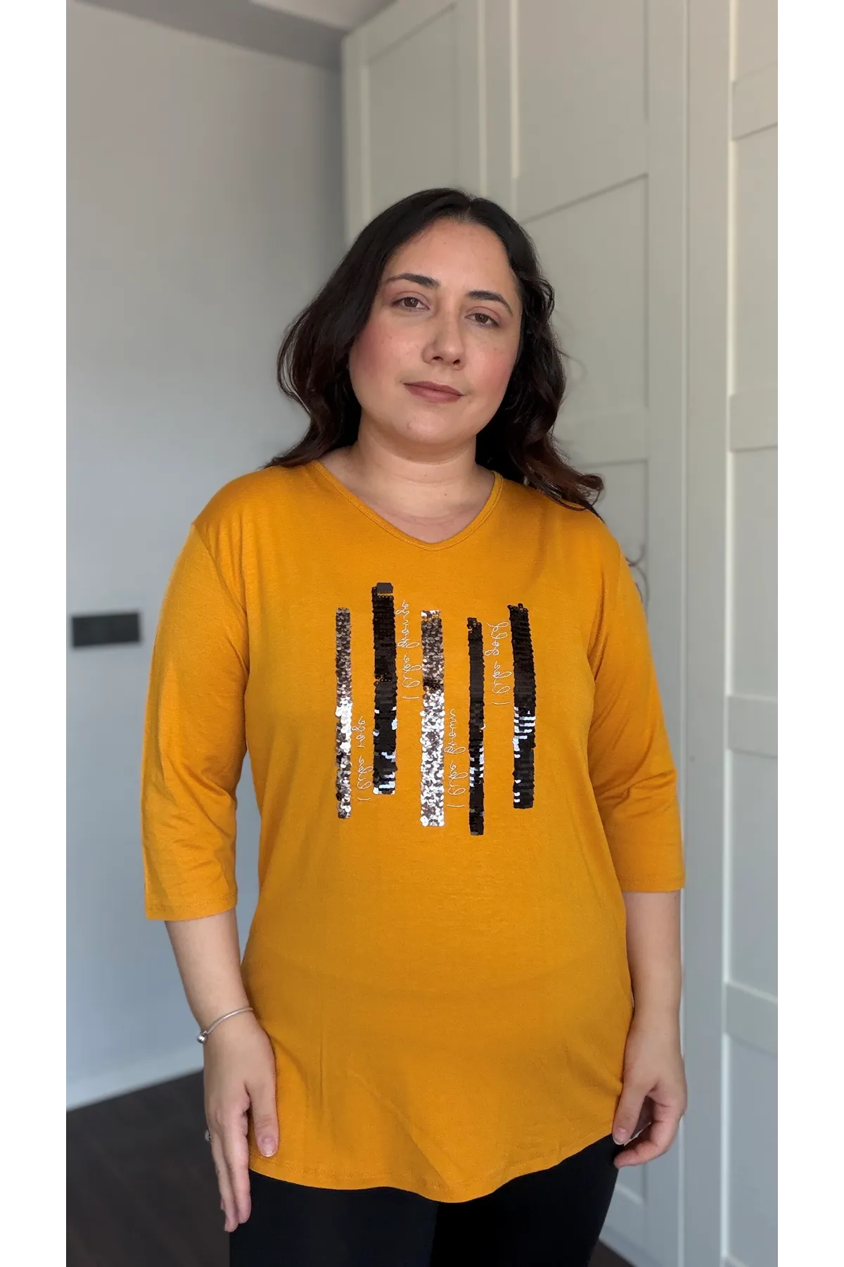RENKTE BÜYÜK BEDEN DİK PUL DETAYLI KAPRİ KOL HARDAL BLUZ