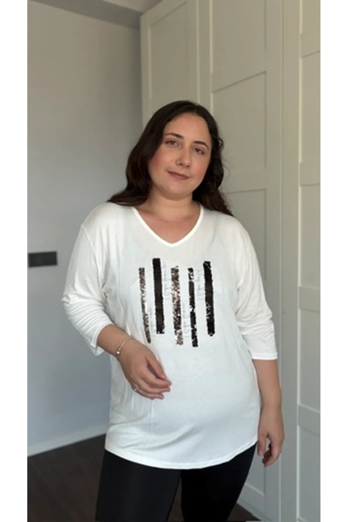 RENKTE BÜYÜK BEDEN DİK PUL DETAYLI KAPRİ KOL BEYAZ BLUZ