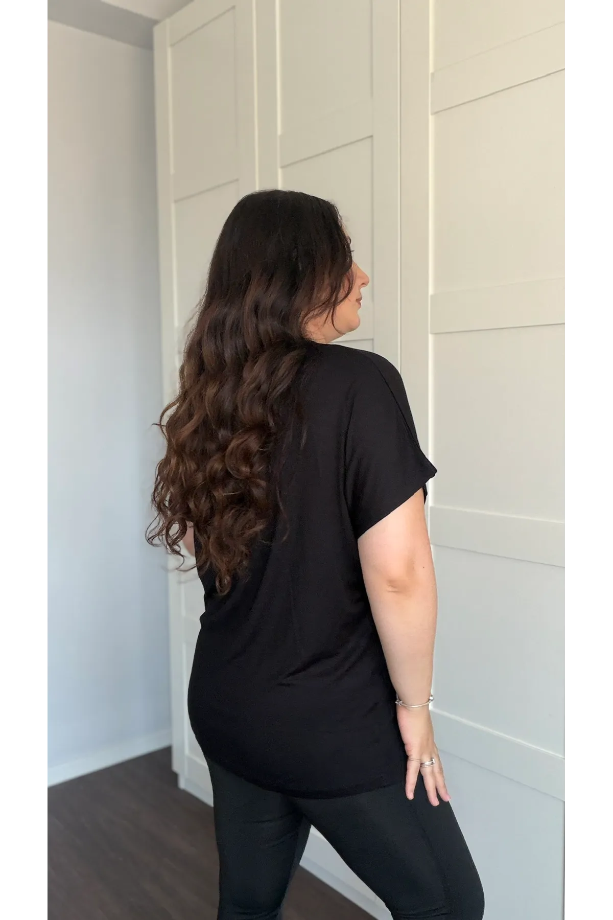 RENKTE BÜYÜK BEDEN YAKA BROŞLU ÖN YARIM GARNİLİ SİYAH BLUZ