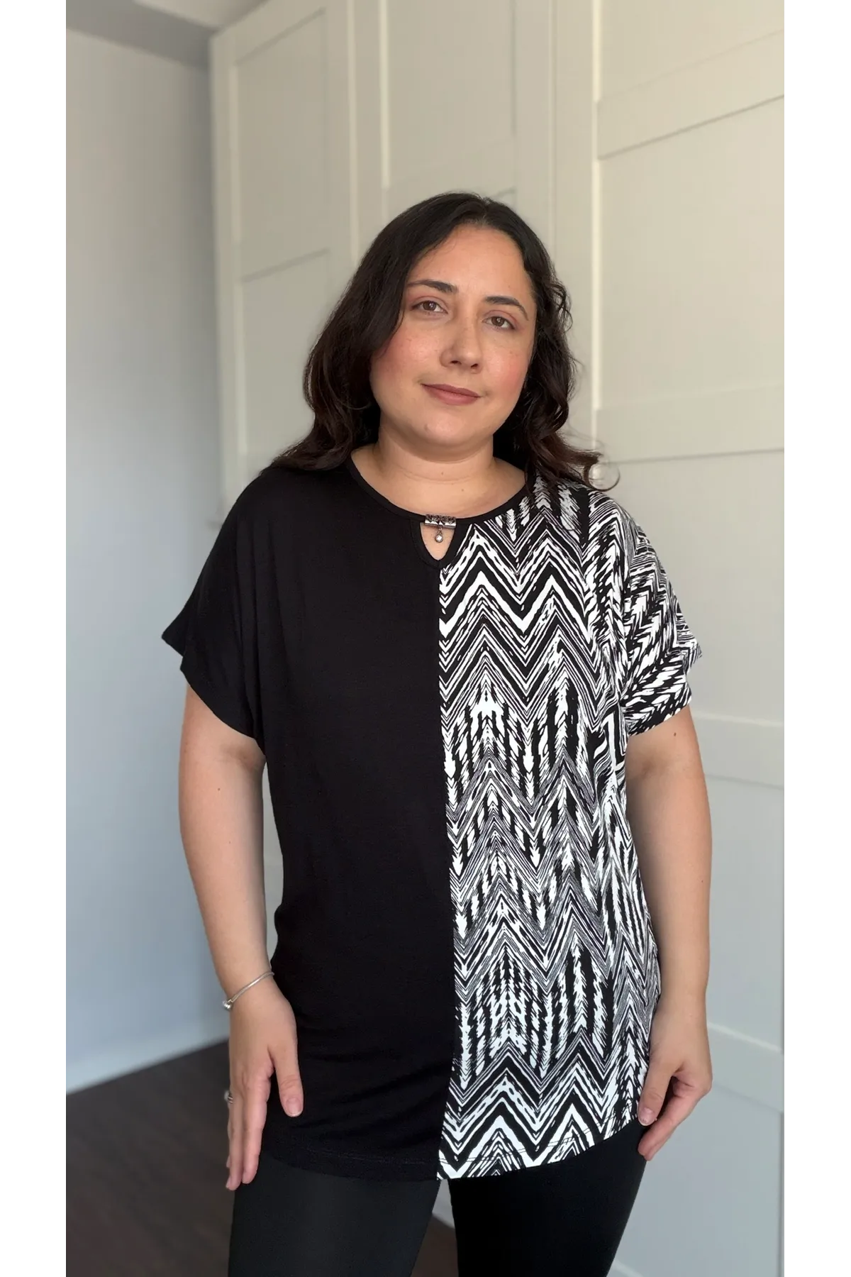 RENKTE BÜYÜK BEDEN YAKA BROŞLU ÖN YARIM GARNİLİ SİYAH BLUZ