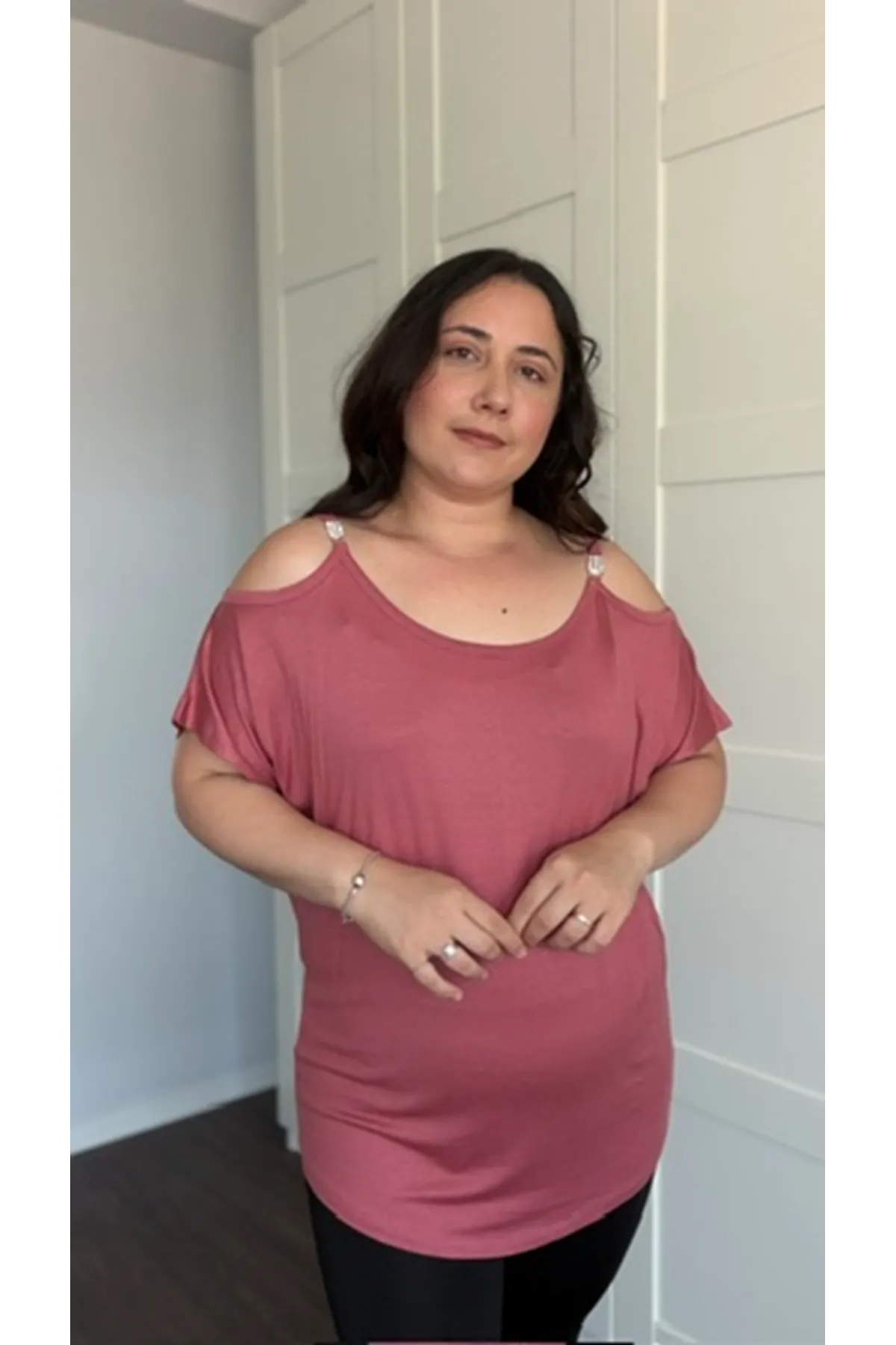 RENKTE BÜYÜK BEDEN OMUZLARI PENCERELİ İP ASKILI TAŞLI BROŞLU PUDRA BLUZ