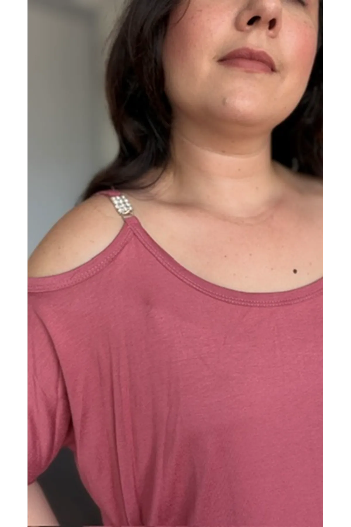 RENKTE BÜYÜK BEDEN OMUZLARI PENCERELİ İP ASKILI TAŞLI BROŞLU PUDRA BLUZ