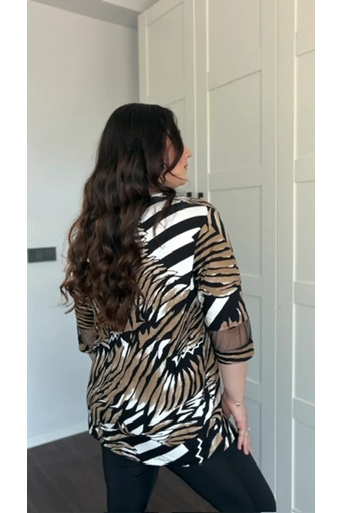RENKTE BÜYÜK BEDEN V YAKA KOLLARI TÜLLÜ KAPRİ KOL BLUZ