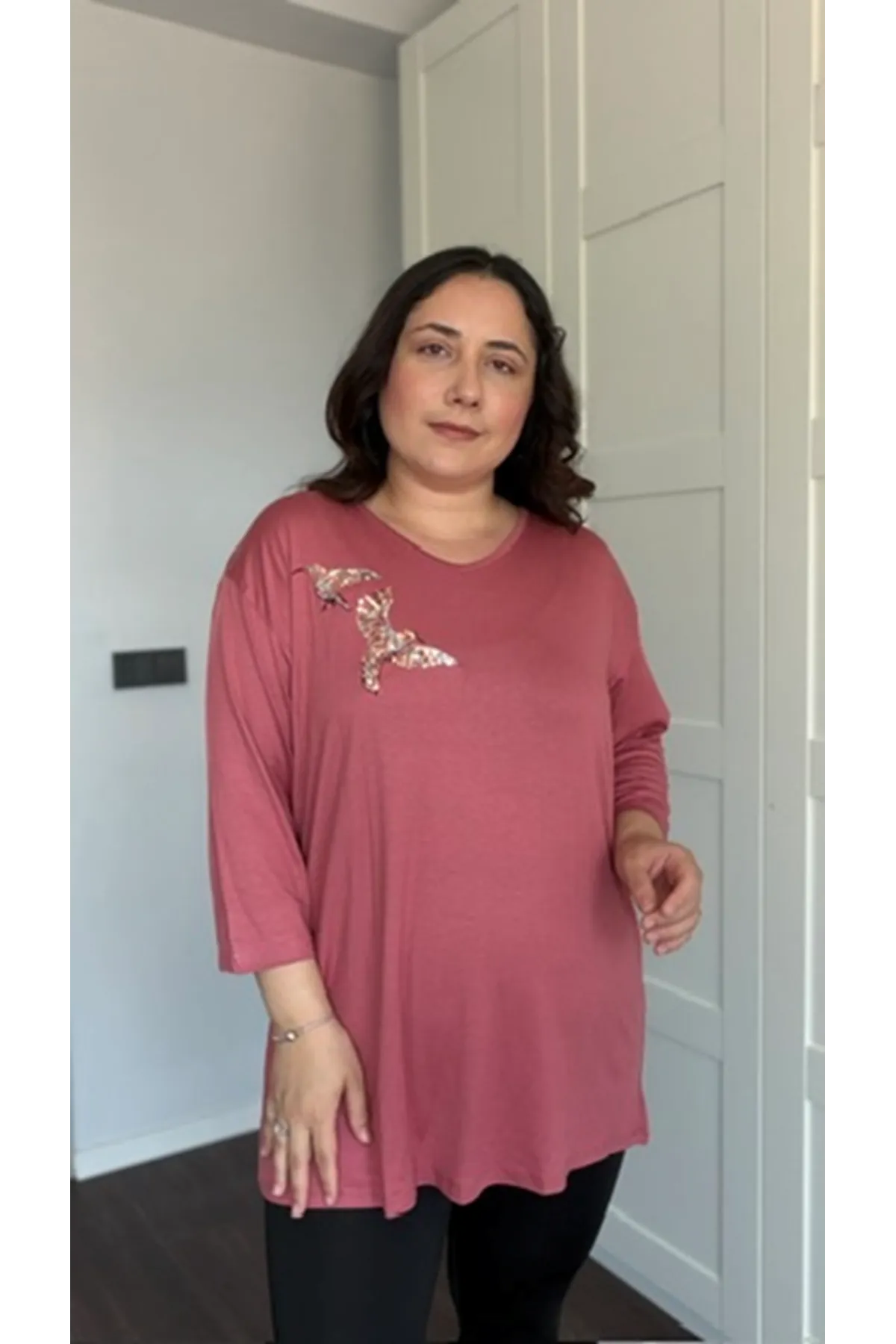 RENKTE BÜYÜK BEDEN PULLU KUŞLU KAPRİ KOL PUDRA BLUZ