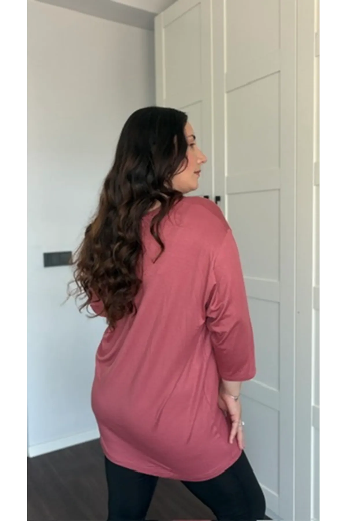 RENKTE BÜYÜK BEDEN PULLU KUŞLU KAPRİ KOL PUDRA BLUZ