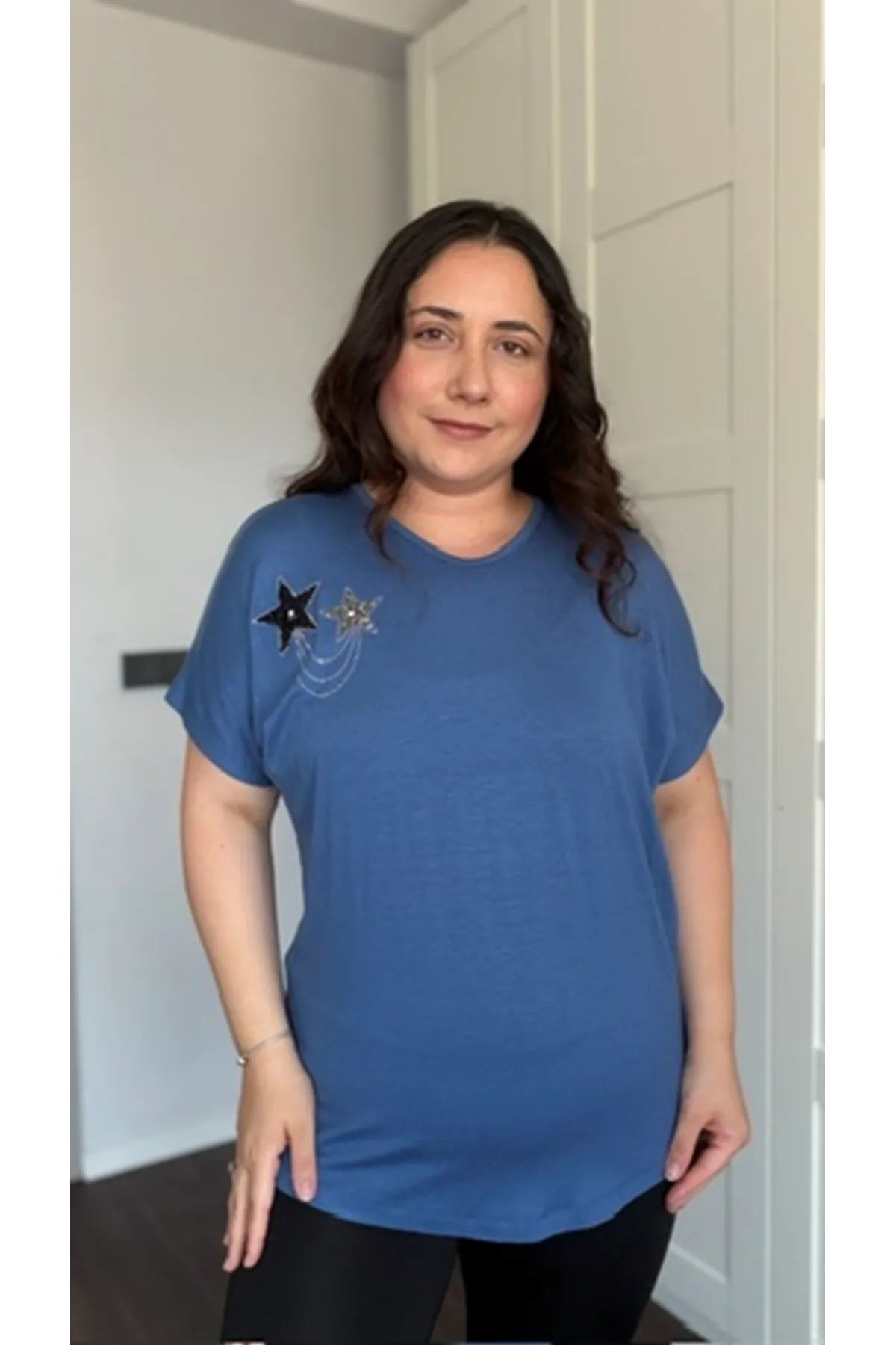 RENKTE BÜYÜK BEDEN İKİ YILDIZLI TAŞLI İNDİGO BLUZ