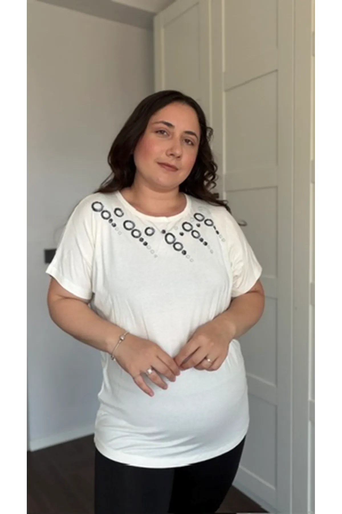 RENKTE BÜYÜK BEDEN PULLU SİMLİ HALKA NAKIŞLI BEYAZ BLUZ