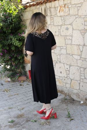 RENKTE DANTEL YAKA GENİŞ KESİM SİYAH ELBİSE