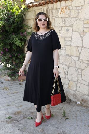 RENKTE DANTEL YAKA GENİŞ KESİM SİYAH ELBİSE