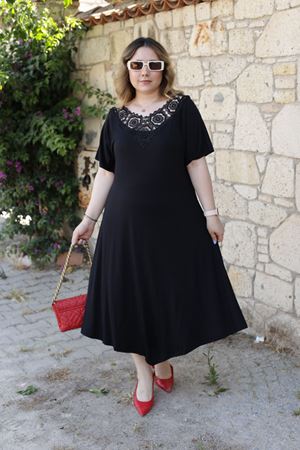 RENKTE DANTEL YAKA GENİŞ KESİM SİYAH ELBİSE