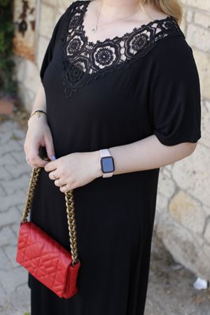 RENKTE DANTEL YAKA GENİŞ KESİM SİYAH ELBİSE