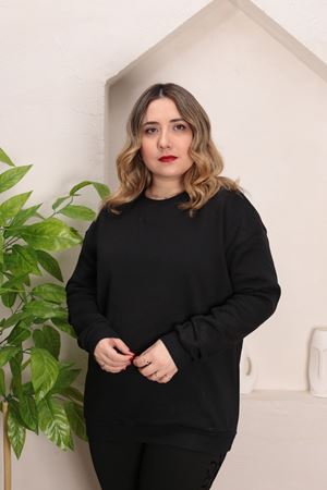 RENKTE GENİŞ KESİM ŞARDONLU DÜZ SİYAH SWEAT