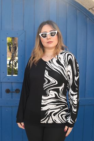 RENKTE V YAKA SİYAH DESENLİ TASARIM BLUZ