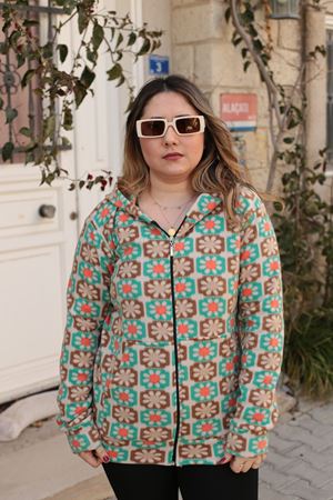 RENKTE GENİŞ KESİM DESENİ POLAR CEKET