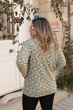 RENKTE GENİŞ KESİM DESENİ POLAR CEKET