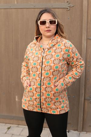 RENKTE GENİŞ KESİM DESENİ POLAR CEKET