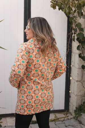 RENKTE GENİŞ KESİM DESENLİ UZUN POLAR CEKET