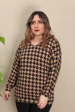 RENKTE V YAKA YARASA KOL DESENLİ BLUZ