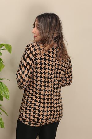 RENKTE V YAKA YARASA KOL DESENLİ BLUZ