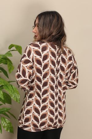 RENKTE V YAKA YARASA KOL DESENLİ BLUZ