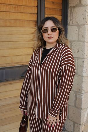 RENKTE GENİŞ KESİM ÇİZGİLİ KAHVERENGİ GÖMLEKLİ TAKIM