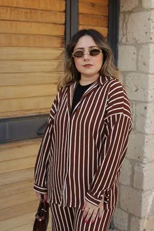 RENKTE GENİŞ KESİM ÇİZGİLİ KAHVERENGİ GÖMLEKLİ TAKIM