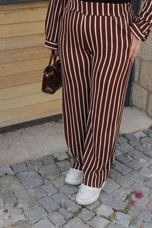 RENKTE GENİŞ KESİM ÇİZGİLİ KAHVERENGİ GÖMLEKLİ TAKIM