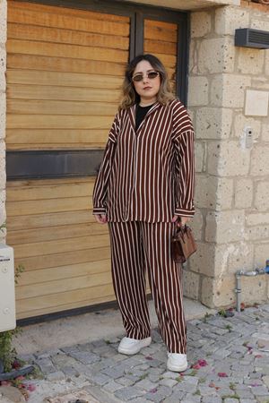 RENKTE GENİŞ KESİM ÇİZGİLİ KAHVERENGİ GÖMLEKLİ TAKIM