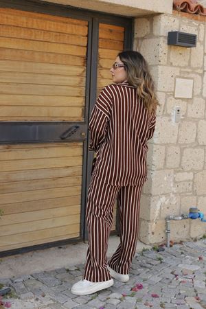 RENKTE GENİŞ KESİM ÇİZGİLİ KAHVERENGİ GÖMLEKLİ TAKIM