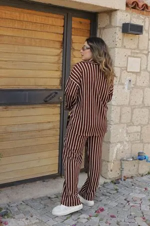 RENKTE GENİŞ KESİM ÇİZGİLİ KAHVERENGİ GÖMLEKLİ TAKIM