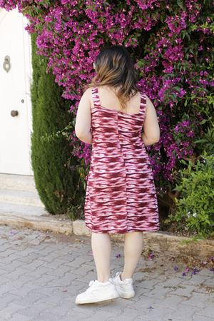 RENKTE ASKILI DESENLİ ELBİSE