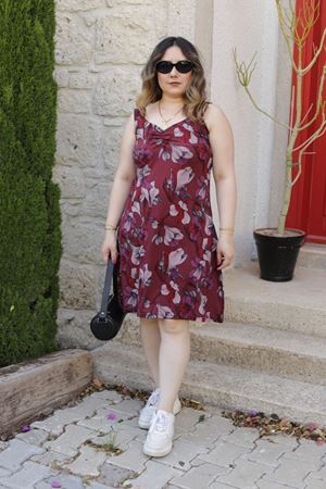 RENKTE ASKILI DESENLİ ELBİSE