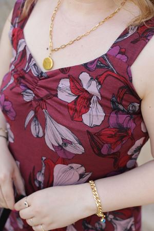 RENKTE ASKILI DESENLİ ELBİSE