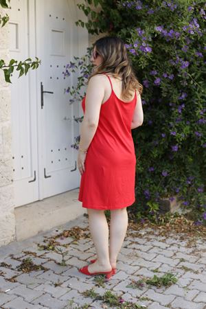 RENKTE İP ASKILI KIRMIZI ELBİSE