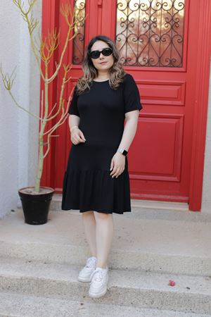 RENKTE ETEĞİ VOLANLI KISA KOLLU SİYAH ELBİSE