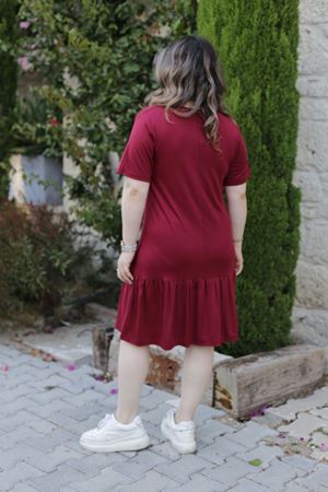 RENKTE ETEĞİ VOLANLI KISA KOLLU BORDO ELBİSE