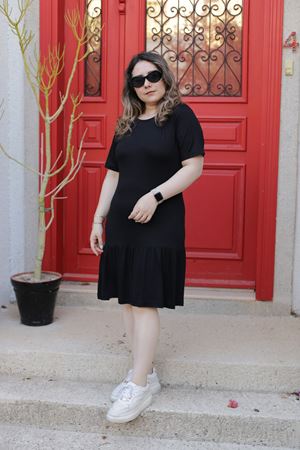 RENKTE ETEĞİ VOLANLI KISA KOLLU SİYAH ELBİSE