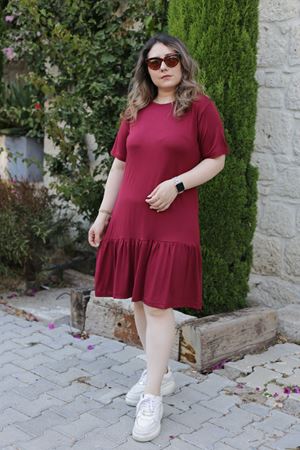 RENKTE ETEĞİ VOLANLI KISA KOLLU BORDO ELBİSE