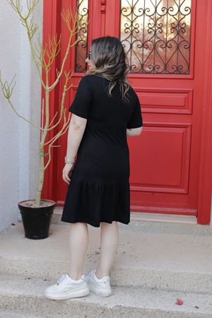 RENKTE ETEĞİ VOLANLI KISA KOLLU SİYAH ELBİSE