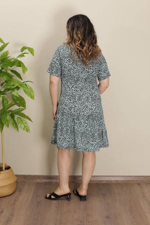 RENKTE KISA KOLLU GENİŞ KESİM DESENLİ ELBİSE