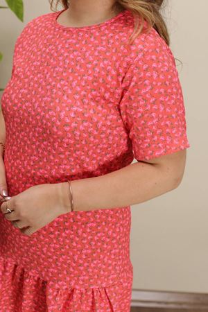 RENKTE KISA KOLLU GENİŞ KESİM DESENLİ ELBİSE