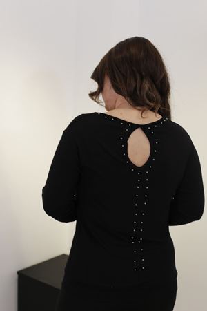 RENKTE ARKASI İNCİLİ TASARIM SİYAH BLUZ