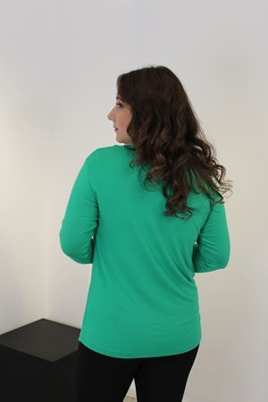 RENKTE YAKASI HALKA DETAYLI ESNEK YEŞİL BLUZ