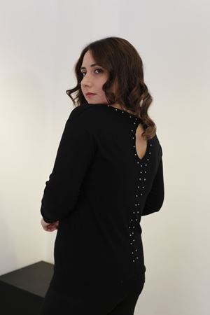 RENKTE ARKASI İNCİLİ TASARIM SİYAH BLUZ