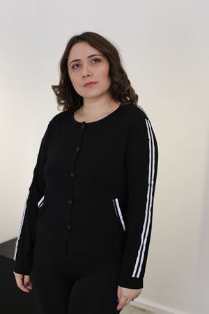 RENKTE GENİŞ KESİM DÜĞMELİ ŞERİTLİ SİYAH ESNEK PENYE HIRKA