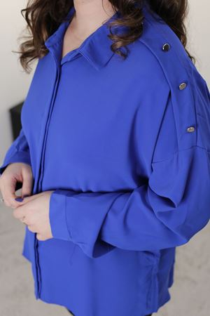 RENKTE OMUZLARI DÜĞMELİ SAKS MAVİ JESİCA GÖMLEK