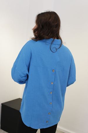 RENKTE ARKASI DÜĞMELİ MAVİ KETEN GÖMLEK